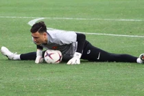 Thủ môn Đặng Văn Lâm hút mắt khi ép dẻo, xoạc chân