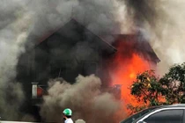 Hình ảnh kinh hoàng hiện trường cháy cửa hàng chăn ga gối đệm