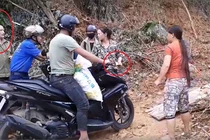 Xôn xao dân thu tiền bốc xe máy trước mặt công an