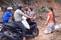 Xôn xao dân thu tiền bốc xe máy trước mặt công an