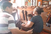 Bố mẹ chồng sốc nặng vì con dâu thuê người chặt tay chân