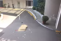 Người đàn ông nghi nhảy lầu tự tử tại Trung tâm thương mại 