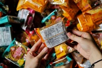 Video: Cận cảnh cơ sở kinh doanh hàng nghìn bánh Trung thu siêu rẻ