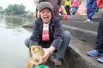 Chùm ảnh: Người dân nô nức thả cá chép tiễn ông Táo về trời