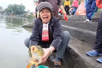 Chùm ảnh: Người dân nô nức thả cá chép tiễn ông Táo về trời