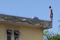 Mẹ không cho tiền mua máy tính, thanh niên 18 tuổi tự tử