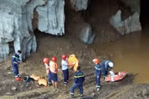 Hòa Bình: Trắng đêm giải cứu hai phu vàng mắc kẹt trong hang