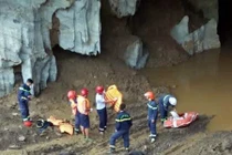 Hòa Bình: Trắng đêm giải cứu hai phu vàng mắc kẹt trong hang