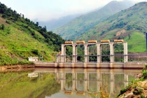 Lào Cai: Cưỡng chế thi công trên mặt đập thủy điện Tà Thàng trái quy định
