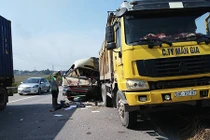 TNGT kinh hoàng xe khách "hôn" đuôi xe tải, nhiều người thương vong