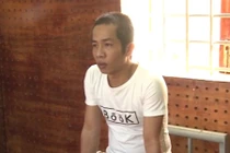 Dùng vũ lực cưỡng hiếp các nữ sinh dưới 16 tuổi