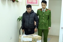 Nhân viên công chứng chở pháo đi bán kiếm lời dịp Tết Nguyên đán