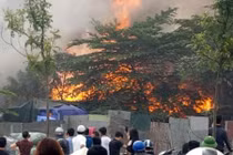 Hiện trường vụ cháy dữ dội tại xưởng giày ở Triều Khúc, Hà Nội