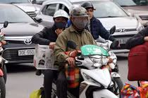 Hàng vạn người đổ về Hà Nội, TPHCM ngày mùng 5 Tết, ùn tắc nhiều nơi