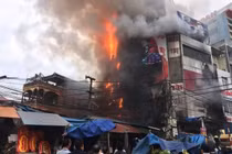 Ảnh: Siêu thị 6 tầng cháy rụi, hàng trăm người dân hoảng loạn