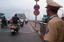 CSGT Hà Nội giải cứu nữ sinh định nhảy cầu Chương Dương tự tử