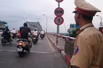 CSGT Hà Nội giải cứu nữ sinh định nhảy cầu Chương Dương tự tử