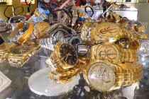 Hàng trăm đồng hồ nhái thương hiệu được bày bán ở Sài Gòn