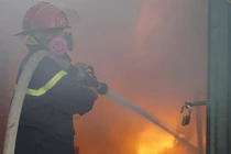 Cháy lớn kho hàng công ty gần bến xe Nước Ngầm