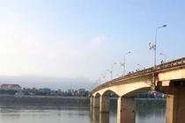 Người đàn ông bỏ xe bánh mỳ, nhảy sông Đà vì bị truy sát?