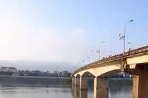 Người đàn ông bỏ xe bánh mỳ, nhảy sông Đà vì bị truy sát?