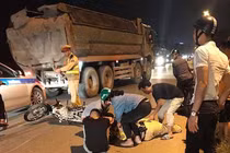 Thiếu tá CSGT bị thanh niên đi xe máy đâm gục trên đường