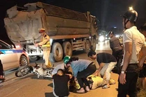 Thiếu tá CSGT bị thanh niên đi xe máy đâm gục trên đường