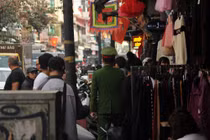 Vỉa hè phố cổ bị hàng hóa “nuốt chửng”, cảnh sát luồn lách tìm lối thoát