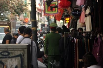 Vỉa hè phố cổ bị hàng hóa “nuốt chửng”, cảnh sát luồn lách tìm lối thoát