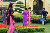 Hình ảnh xấu xí của du khách đến vui xuân ở Hoàng Thành Thăng Long