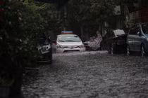 Hình ảnh người Hà Nội tiếp tục “bơi” trong nước dịp nghỉ lễ 30/4-1/5