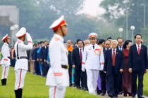 Ảnh: Đại biểu Quốc hội viếng Chủ tịch Hồ Chí Minh