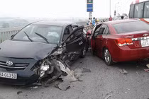 Ô tô đâm nhau liên hoàn trên cầu Thăng Long, Hà Nội