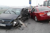 Ô tô đâm nhau liên hoàn trên cầu Thăng Long, Hà Nội