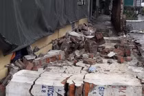 Hà Nội: Tường cạnh dự án Goldsilk đổ trong mưa khiến một cháu bé nhập viện