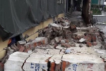 Hà Nội: Tường cạnh dự án Goldsilk đổ trong mưa khiến một cháu bé nhập viện