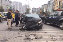 Khiếp đảm hiện trường ôtô Mazda đâm liên hoàn trên đường Trường Chinh