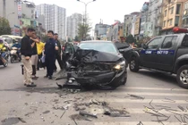 Khiếp đảm hiện trường ôtô Mazda đâm liên hoàn trên đường Trường Chinh