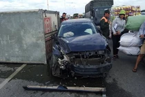 Ảnh: Ô tô đâm nhau liên hoàn trên cầu Vĩnh Tuy