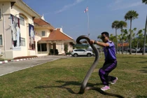 Tiết lộ "sốc" của người đàn ông bắt rắn hổ mang "khủng" bằng tay không