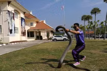 Tiết lộ "sốc" của người đàn ông bắt rắn hổ mang "khủng" bằng tay không