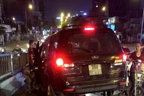 Ảnh: Hiện trường xe Ford Escape tông liên hoàn trên cầu vượt ở HN