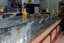 Kẻ gian cắt khóa cửa tiệm vàng, trộm nhiều trang sức