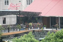 Tận mục quán nhậu “qua mặt” phường xây lấn chiếm hành lang thoát lũ sông Hồng