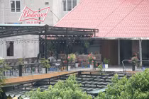 Tận mục quán nhậu “qua mặt” phường xây lấn chiếm hành lang thoát lũ sông Hồng