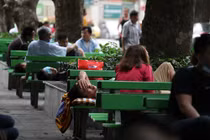 Người nhà bệnh nhân vật vờ ở bệnh viện dịp nghỉ Giỗ Tổ