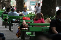 Người nhà bệnh nhân vật vờ ở bệnh viện dịp nghỉ Giỗ Tổ