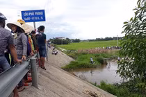 Bí ẩn bé 27 tháng tuổi mất tích ở nhà ông ngoại