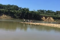 Hà Nội: Hoảng hồn phát hiện hai phần thi thể người trên sông