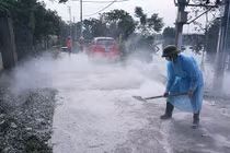 Cận cảnh dân Chương Mỹ rải vôi trắng xóa khắp đường sau vỡ đê 